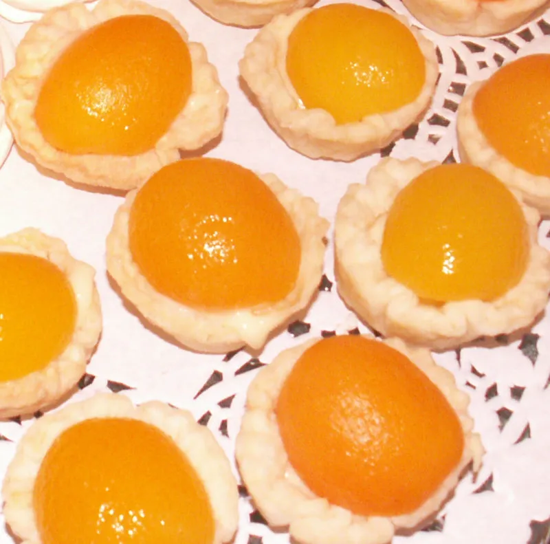 Shortbread tarts with vanilla filling and apricots